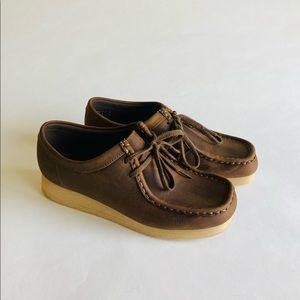 New Clarks brown leather desert boots size 7